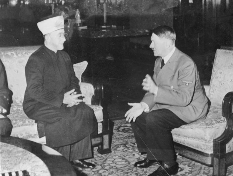 Der Grossmufti von Palästina vom Führer empfangen. Der Führer empfing in Gegenwart des Reichsministers des Auswärtigen von Ribbentrop den Grossmufti von Palästina, Sayid Amin al Husseini, zu einer herzlichen und für die Zukunft der arabischen Länder bedeutungsvollen Unterredung. 9.12.41  Presse Hoffmann