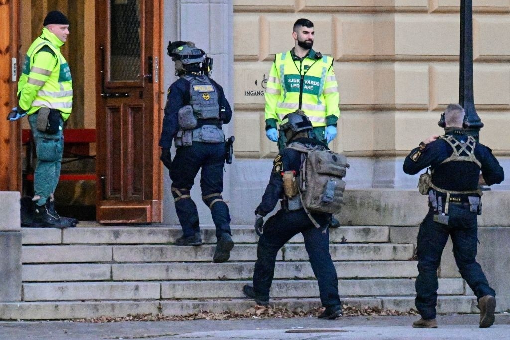 Police commandos enter a building at the scene of a reported incident at the Latin School in Malmo, Sweden on March 21, 2022 which left several people wounded. - Sweden OUT / ALTERNATIVE CROP (Photo by Johan NILSSON / various sources / AFP) / Sweden OUT / ALTERNATIVE CROP (Photo by JOHAN NILSSON/TT News Agency/AFP via Getty Images)