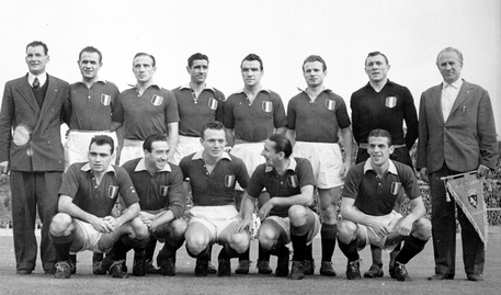 FORMAZIONE DEL TORINO DEL 1949: CASTIGLIANO, BALLARIN, RIGAMONTI, LOIK, MAROSO, MAZZOLA ACCOSCIATI : BACIGALUPO, MENTI, OSSOLA, MARTELLI, GABETTO LA SQUADRA DI CALCIO DEL TORINO PERITA A SUPERGA NEL DISASTRO AEREO ANSA