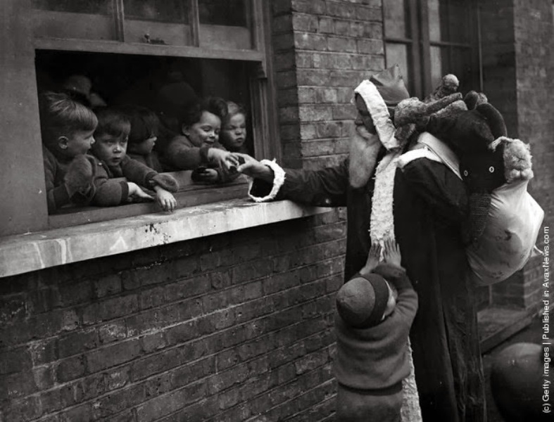 Babbo-Natale-consegna-i-regali-per-aiutare-i-bambini-e-le-Adoption-Society-a-Leytonstone-Londra.-Photo-by-Fox-Foto-Getty-Images.-20-novembre-1931