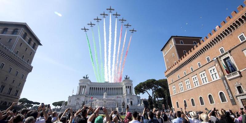 Le Frecce Tricolori sopra Roma, il 2 giugno (ANSA/CLAUDIO PERI)