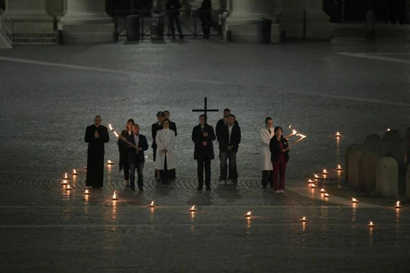 papa-francesco-via-crucis-venerdi-santo-2020-in-piazza-san-pietro-deserta-coronavirus-121958